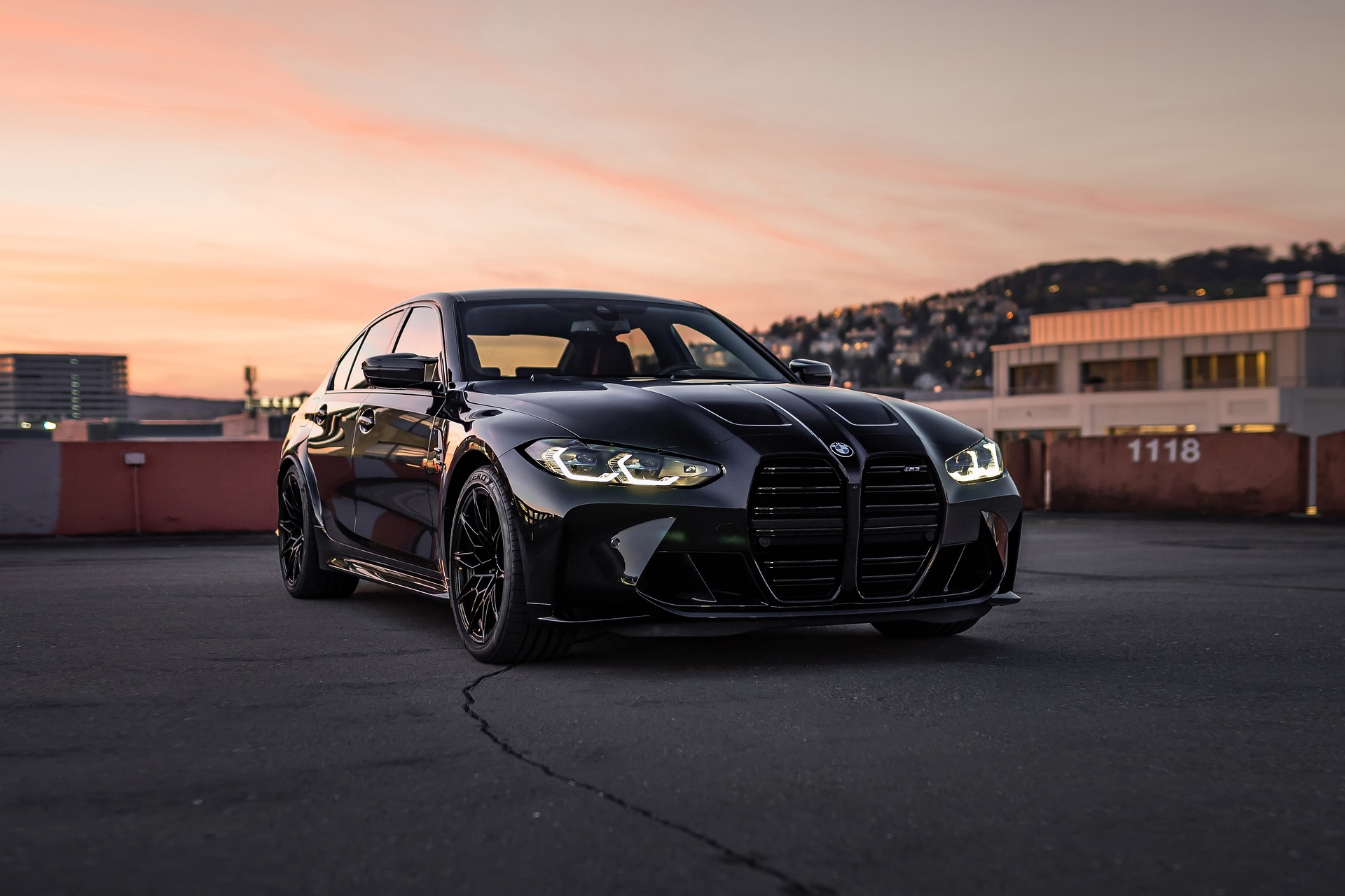 Frisch aufbereiteter schwarzer BMW M3 im Abendlicht
