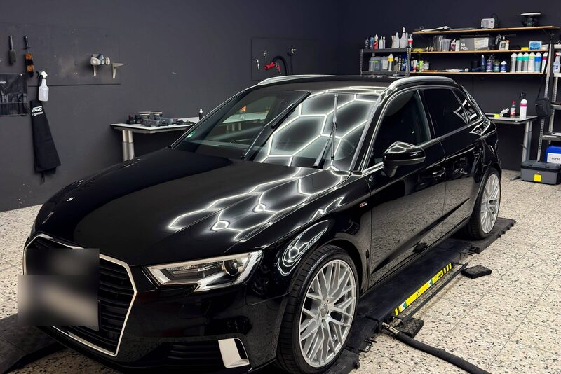 Schwarzer Audi A3 mit frisch poliertem Lack im Studio