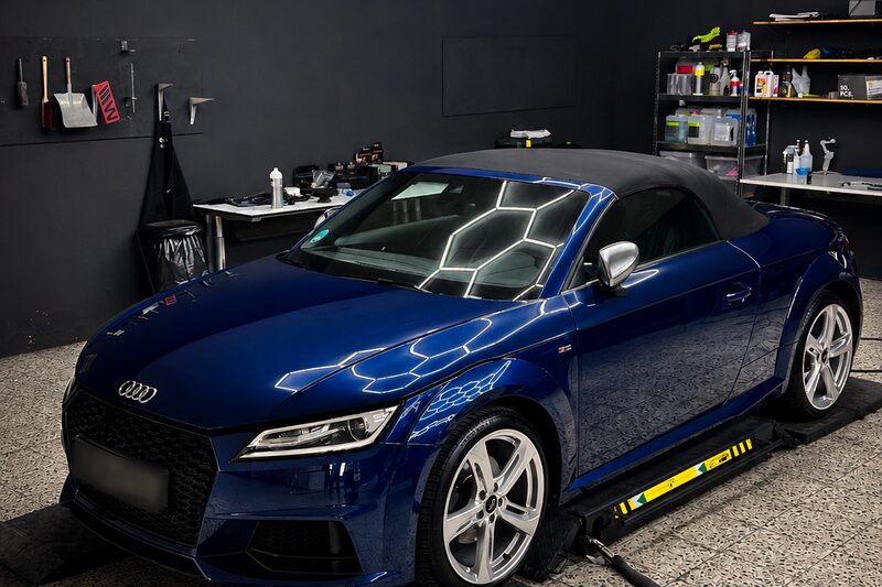 Blauer Audi TT Roadster nach der Aufbereitung im Studio