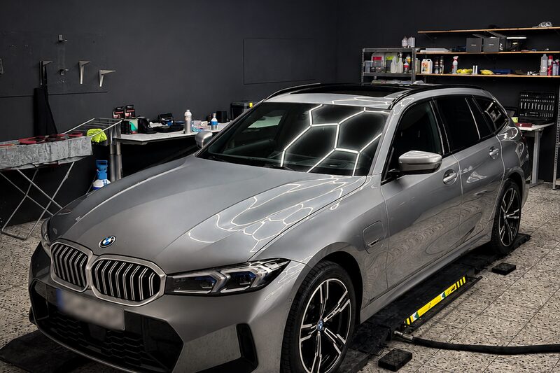 Grauer BMW Touring nach der Aufbereitung im Studio