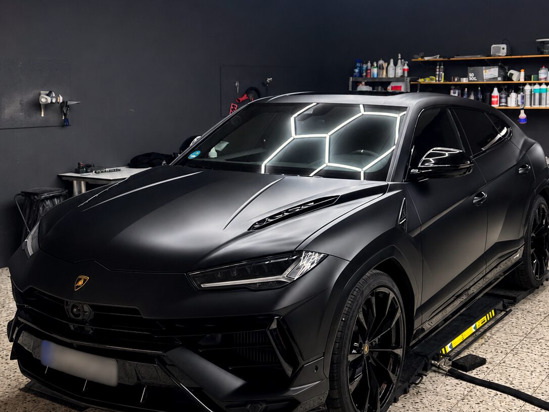 Matt-schwarzer Lamborghini Urus nach Außenaufbereitung im Studio