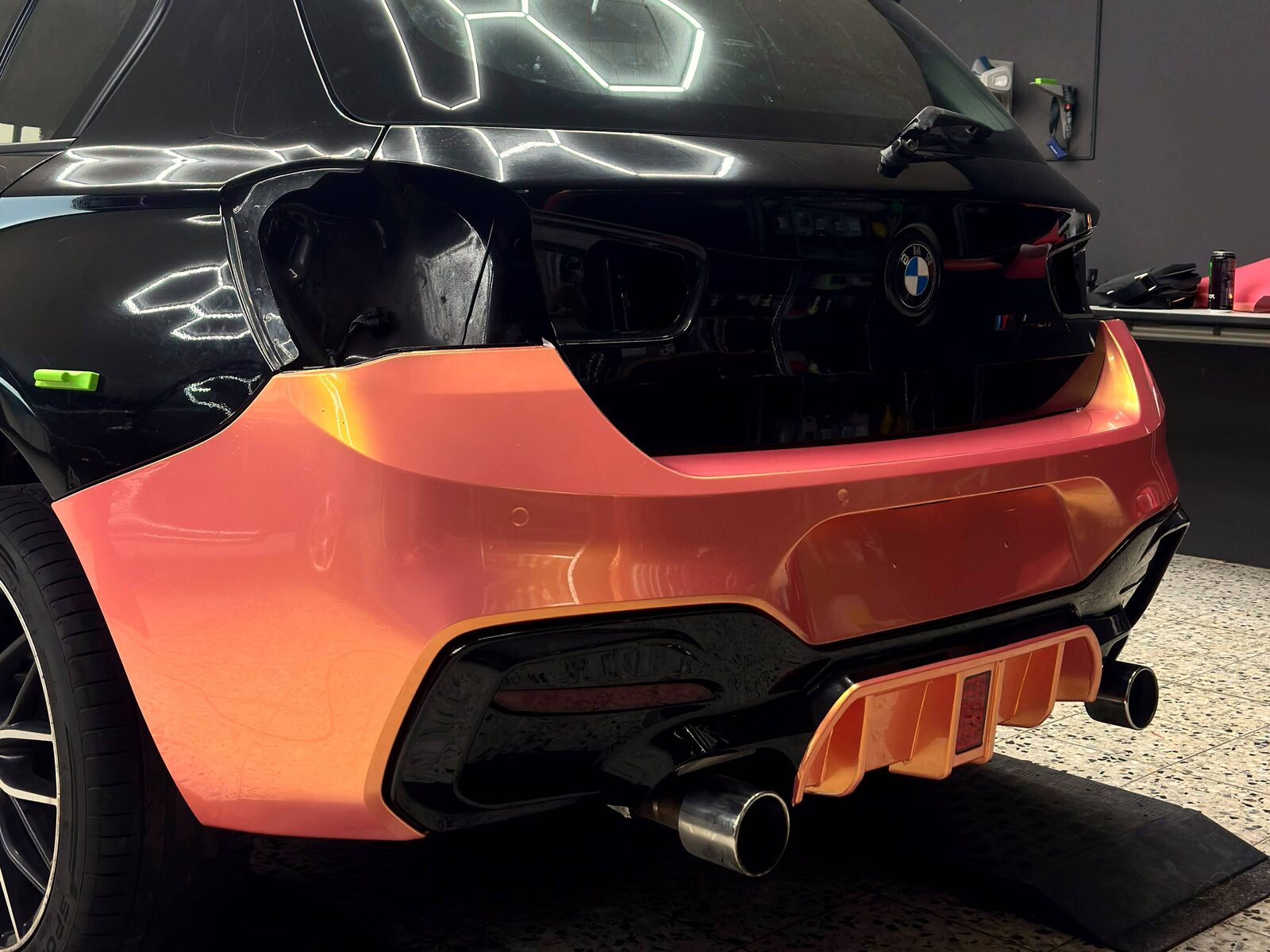BMW mit teilfolierter Heckpartie in Orange in der Glanzgenie-Werkstatt