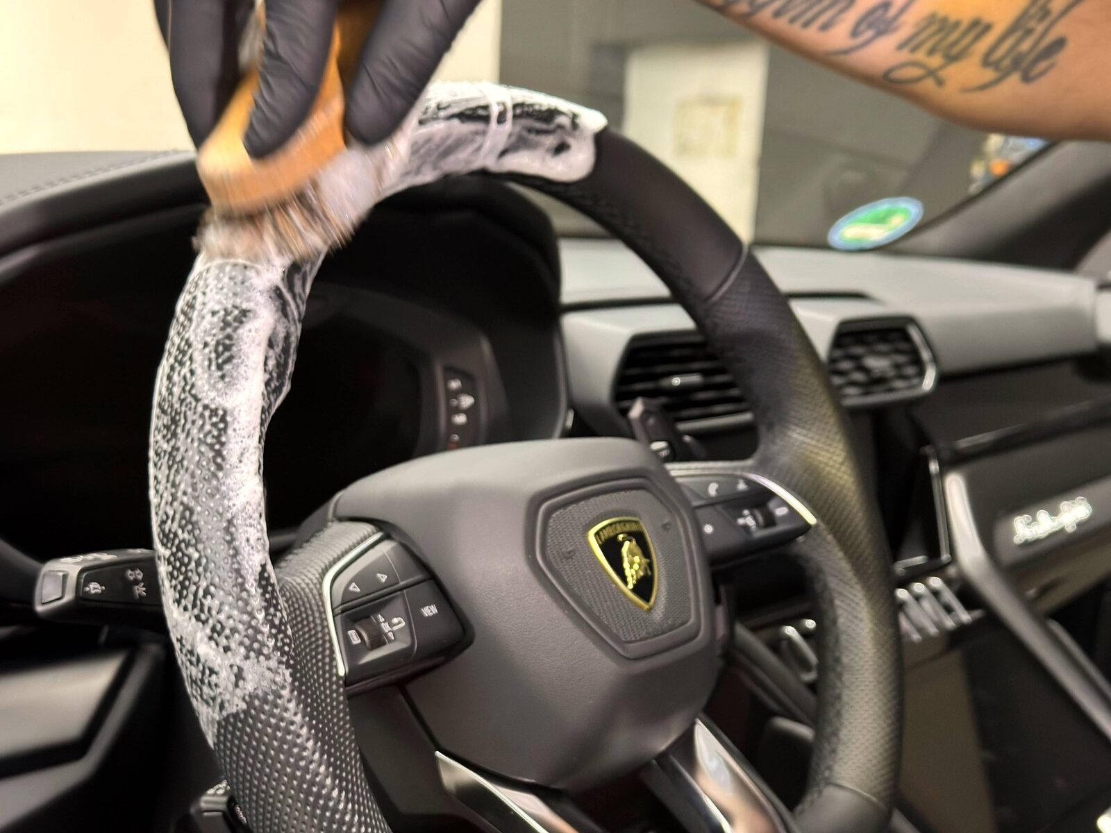 Lederpflege am Lenkrad eines Lamborghini Urus