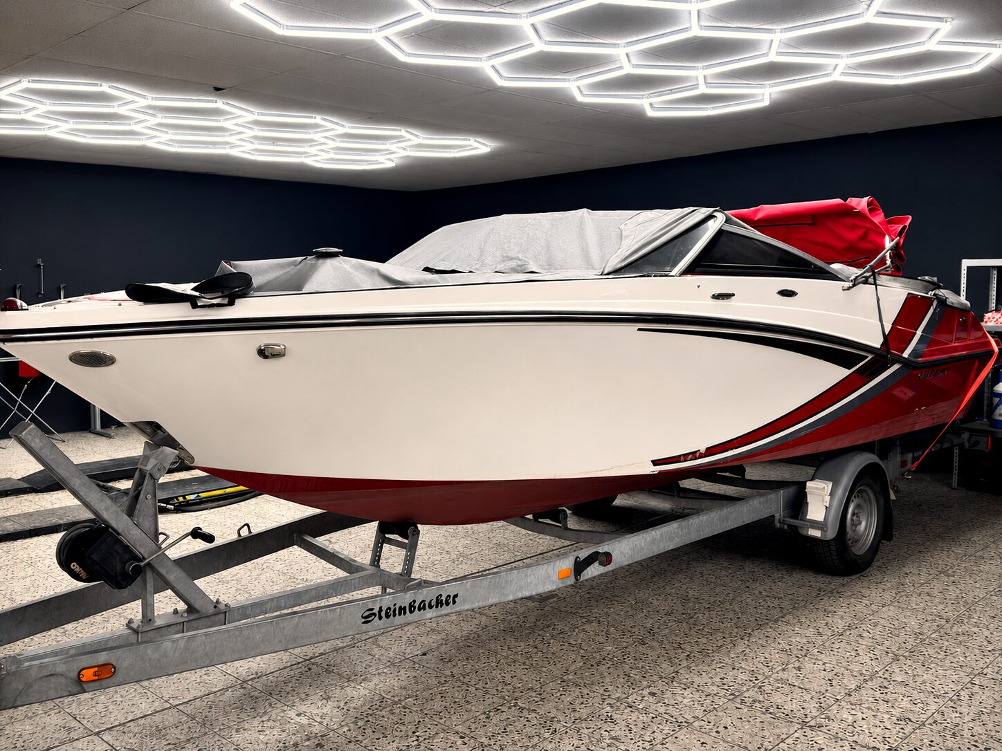 Motorboot auf Trailer zur Aufbereitung in der Werkstatt