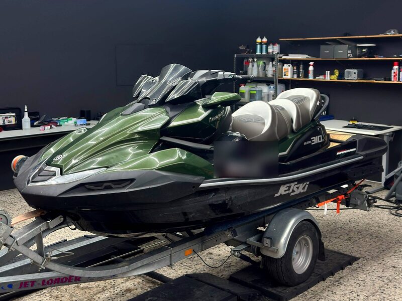 Jetski auf Trailer in der Werkstatt